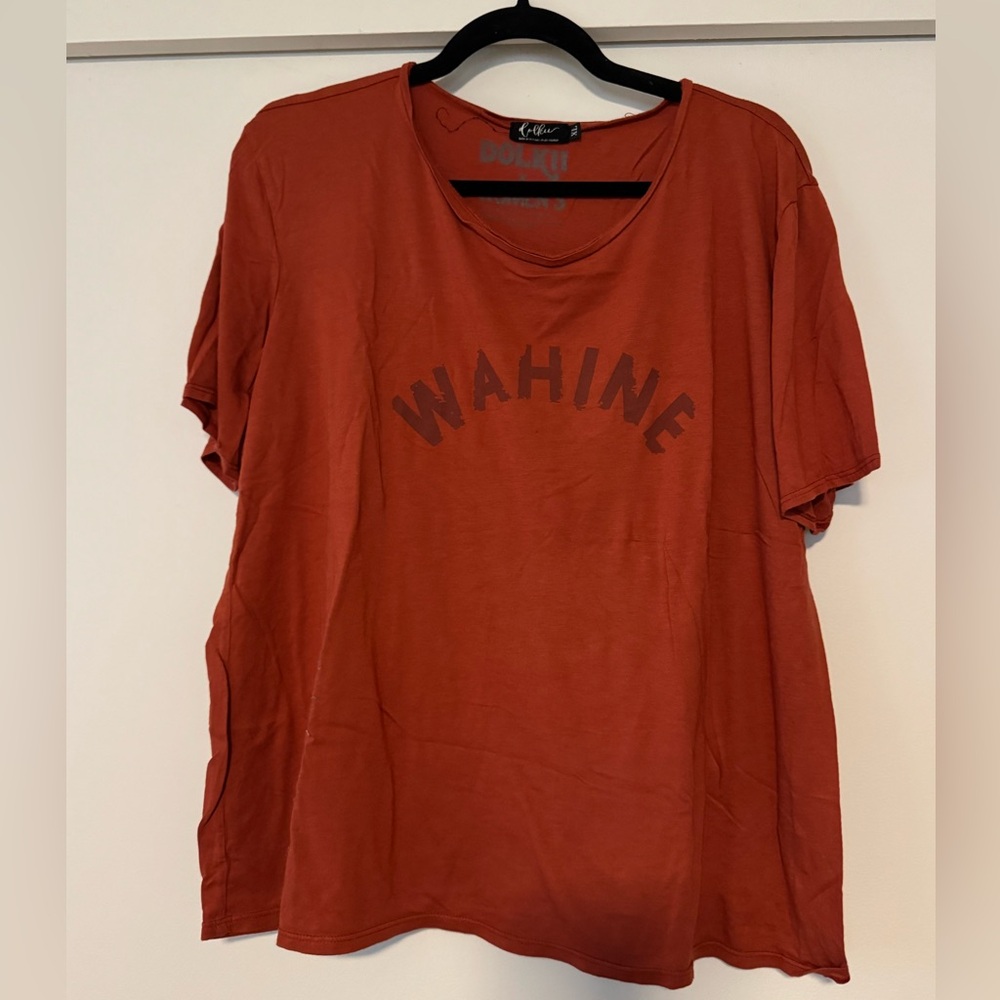 Dolkii wahine tee